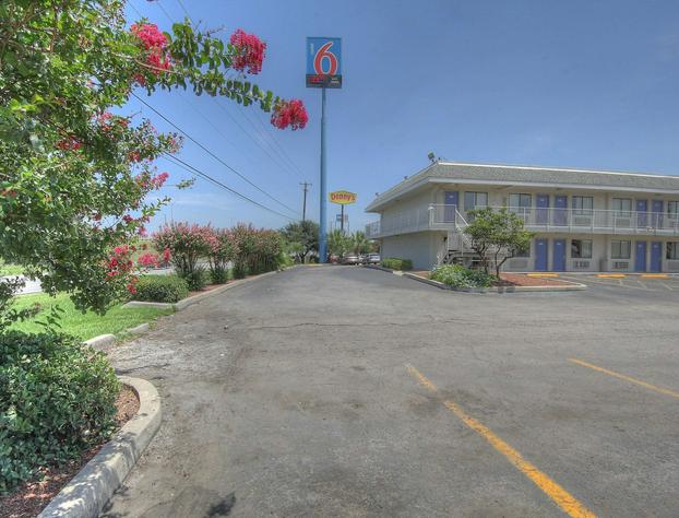 Motel 6 San Antonio, TX - Fort Sam Houston hotel detail image 1