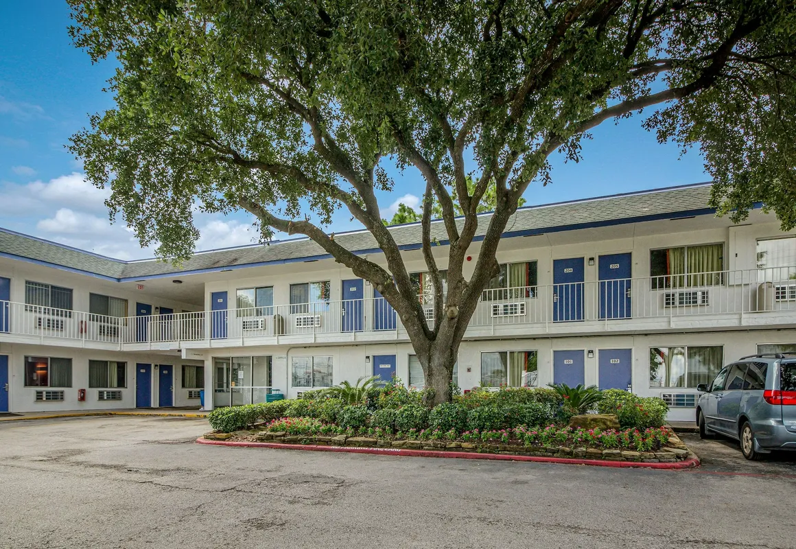 Motel 6 Conroe, TX hotel hero