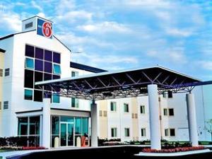 Motel 6 Brooklyn Center, MN - Minneapolis hotel detail image 2