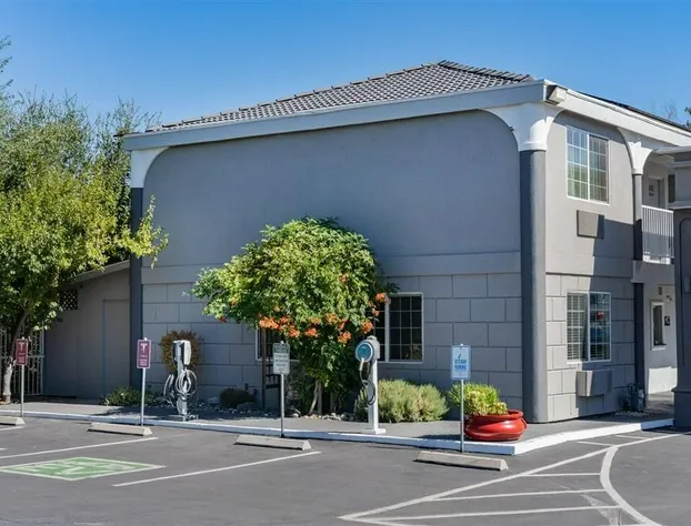 The Orchard Hotel Ukiah Mendocino County hotel detail image 2