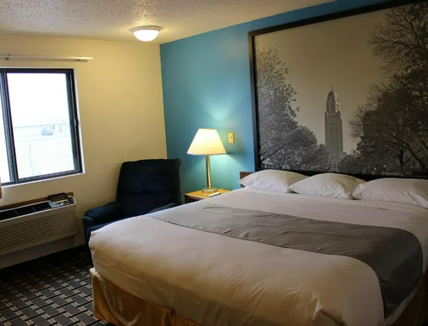 Super 8 by Wyndham Lincoln West hotel detail image 3