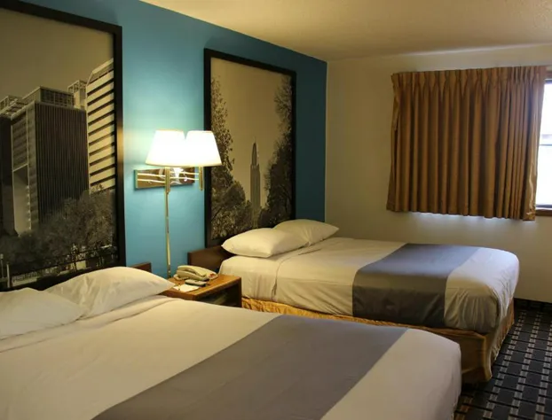 Super 8 by Wyndham Lincoln West hotel detail image 4