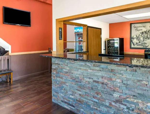 Super 8 by Wyndham Lincoln West hotel detail image 1