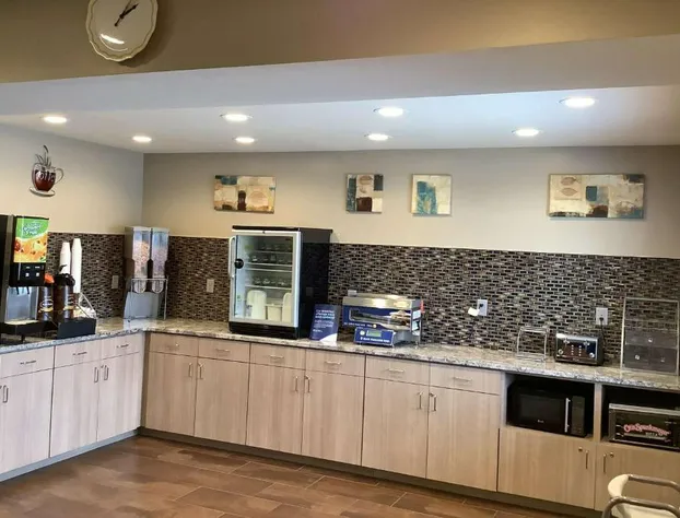 Super 8 by Wyndham Lincoln West hotel detail image 3