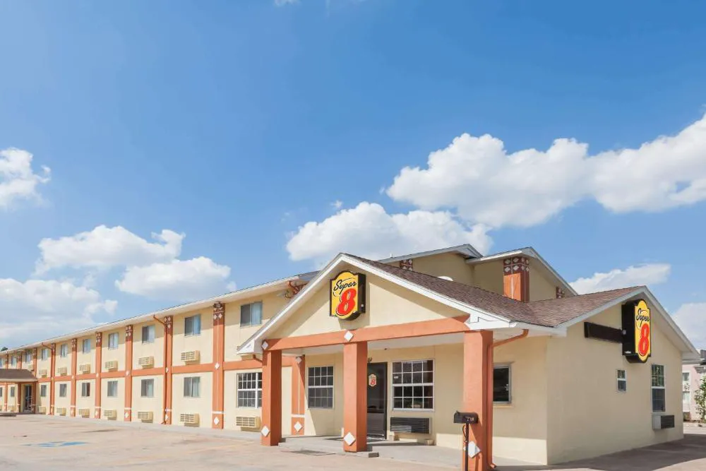 Super 8 by Wyndham Chickasha hotel hero