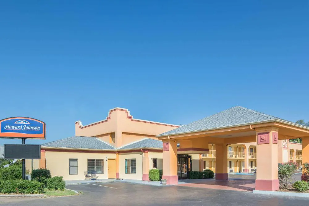 Howard Johnson by Wyndham Vicksburg hotel hero