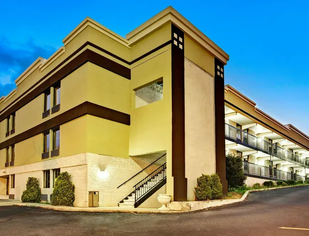 Super 8 by Wyndham Raleigh Downtown hotel detail image 3