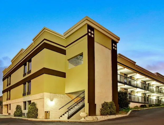 Super 8 by Wyndham Raleigh Downtown hotel detail image 4