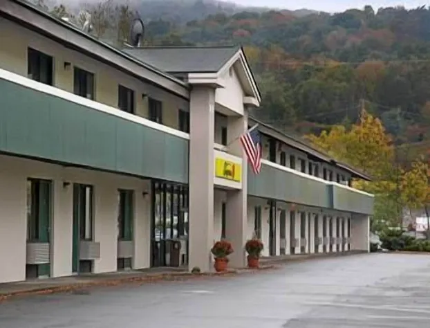 Super 8 by Wyndham White River Junction hotel detail image 1