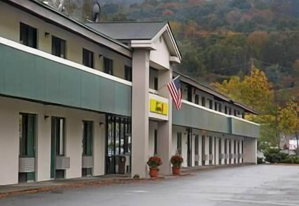 Super 8 by Wyndham White River Junction hotel hero