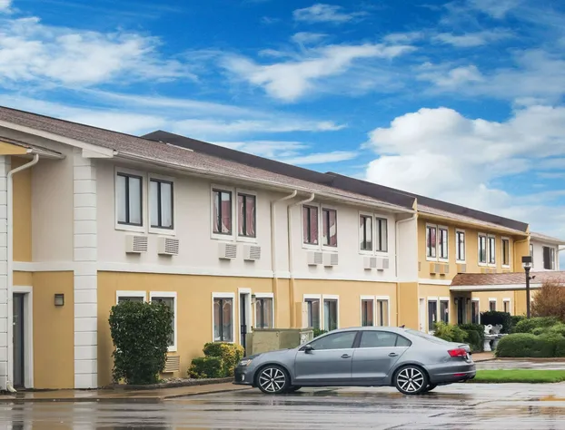 Super 8 by Wyndham Jonesboro hotel detail image 1