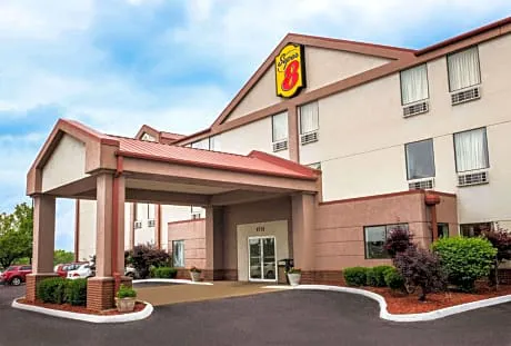 Super 8 by Wyndham Pevely hotel hero