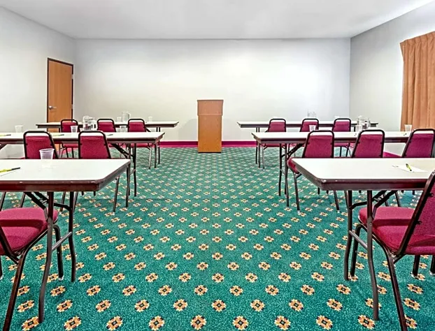 Super 8 by Wyndham Pevely hotel detail image 2