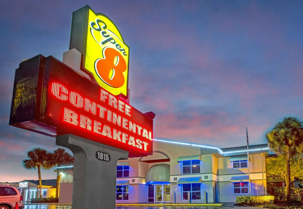 Super 8 by Wyndham Kissimmee hotel hero