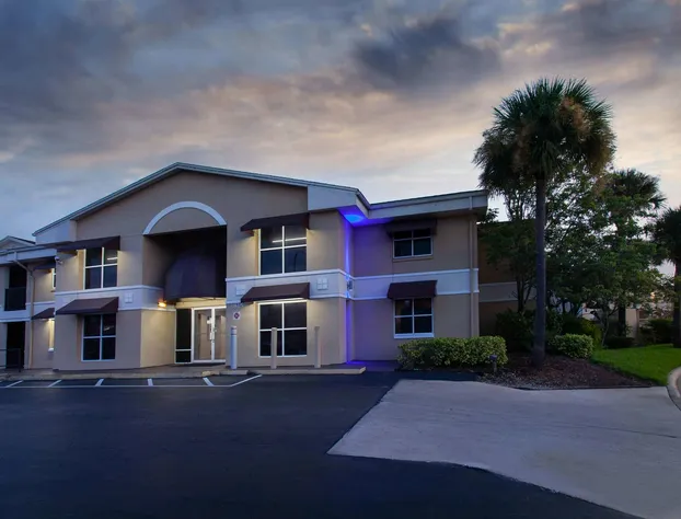 Super 8 by Wyndham Kissimmee hotel detail image 2