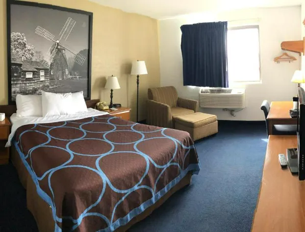 Super 8 by Wyndham Montgomery Maybrook hotel detail image 3