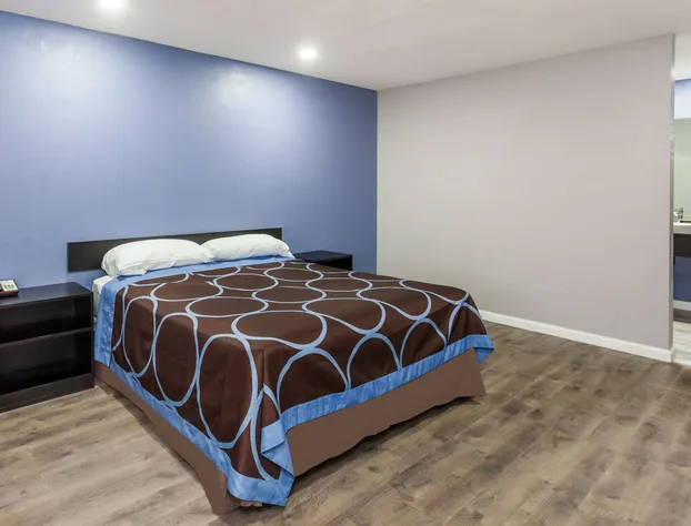 Super 8 by Wyndham Visalia hotel detail image 4