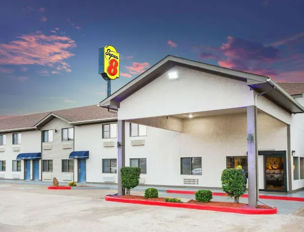 Super 8 by Wyndham Van Buren/Ft. Smith Area hotel detail image 1