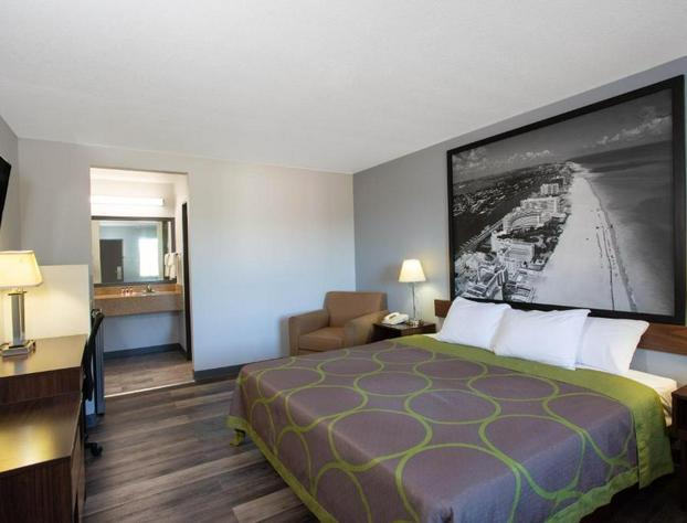 Super 8 by Wyndham Naples hotel detail image 2