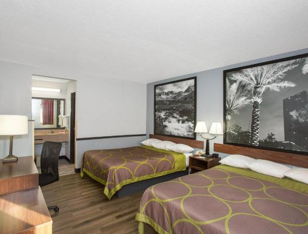 Super 8 by Wyndham Naples hotel detail image 4