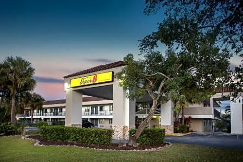 Super 8 by Wyndham Naples hotel detail image 2