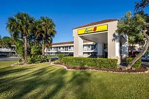 Super 8 by Wyndham Naples hotel detail image 3