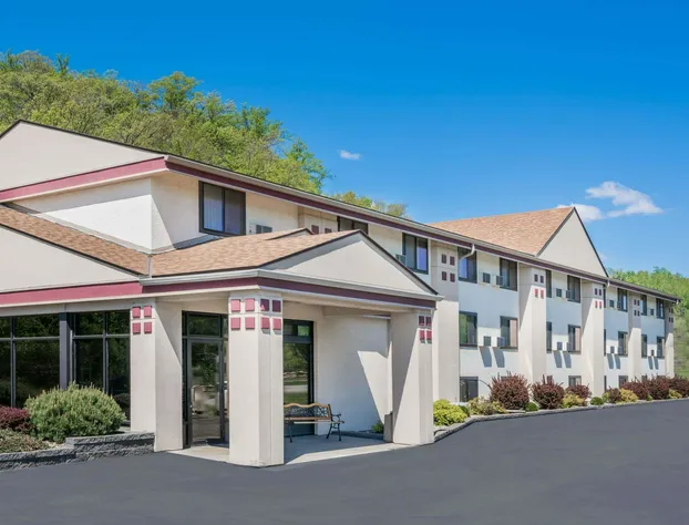 Super 8 by Wyndham Mankato hotel detail image 1