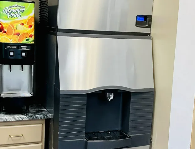 Super 8 by Wyndham Clear Lake hotel detail image 3