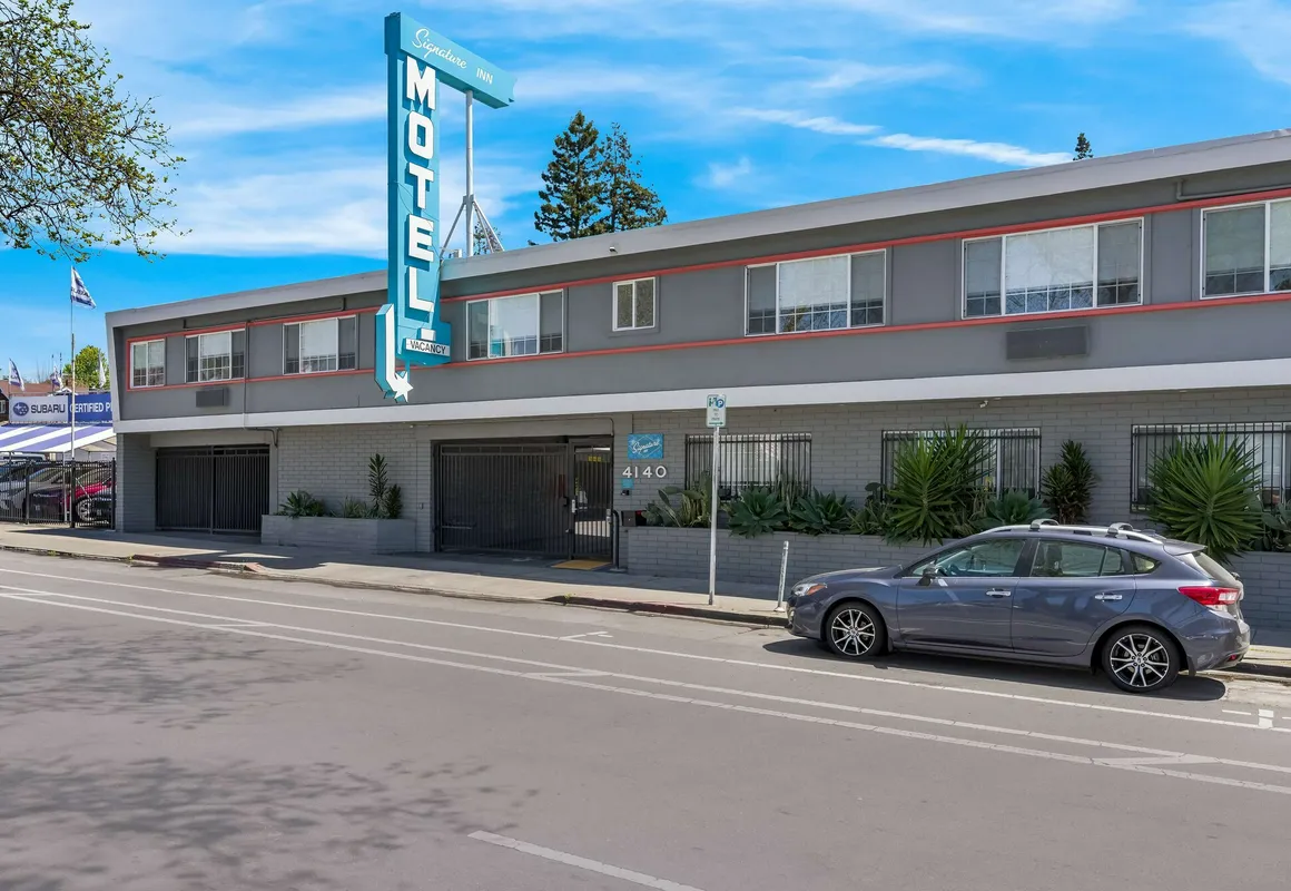 Signature Inn Oakland hotel hero