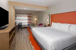 La Quinta Inn & Suites by Wyndham Perry hotel detail image 1