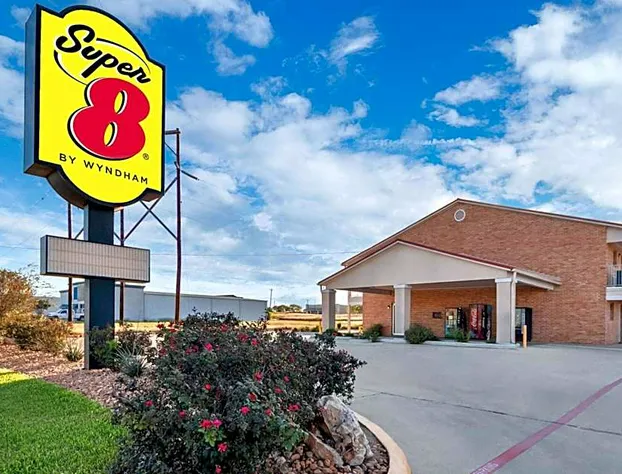 Super 8 by Wyndham Pleasanton hotel detail image 1