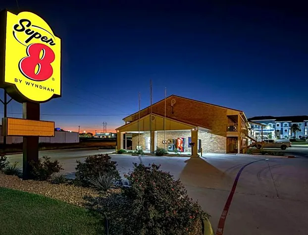 Super 8 by Wyndham Pleasanton hotel detail image 2