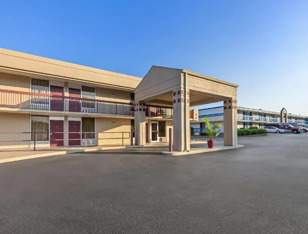 Super 8 by Wyndham Commerce hotel detail image 2