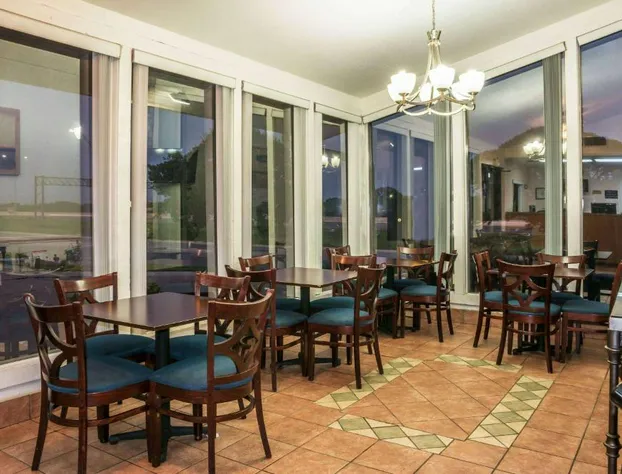 Super 8 by Wyndham San Marcos hotel detail image 2