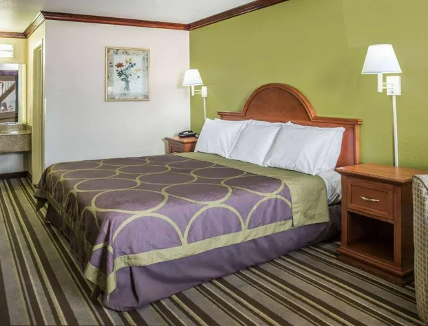 Super 8 by Wyndham San Marcos hotel detail image 4