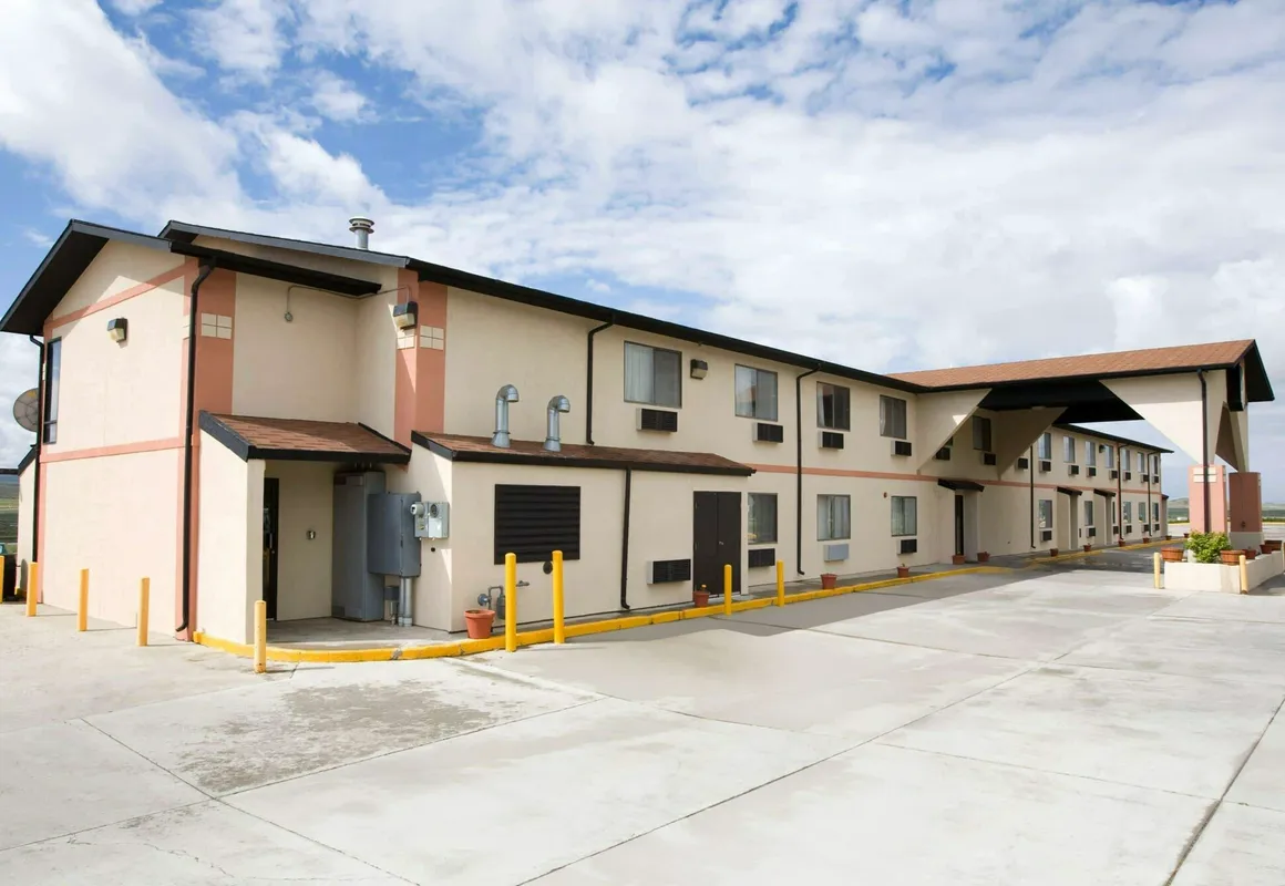 Super 8 by Wyndham Rawlins hotel hero