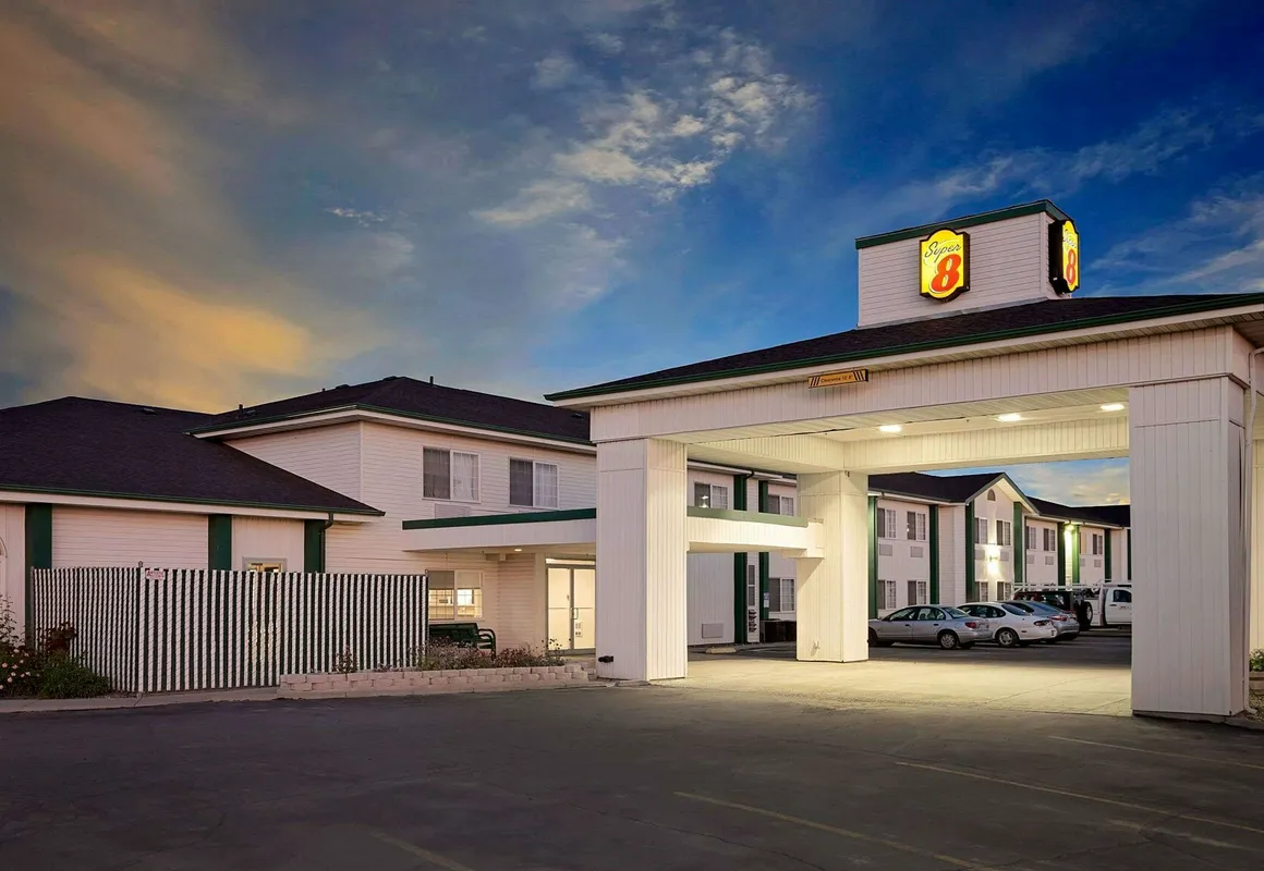 Super 8 by Wyndham Battle Mountain hotel hero