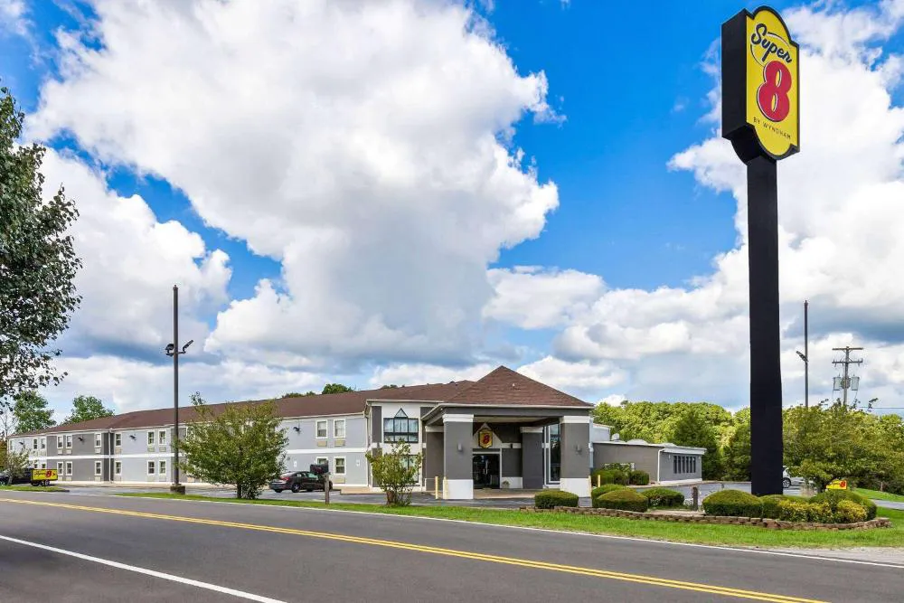 Super 8 by Wyndham Dickson hotel hero