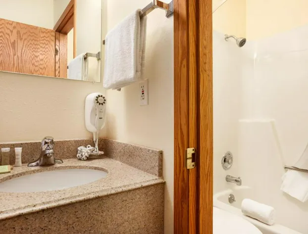 Super 8 by Wyndham West Fargo Main Ave ND hotel detail image 3