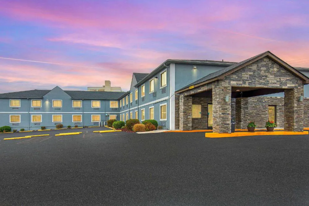 Super 8 by Wyndham Somerset hotel hero