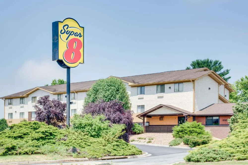 Super 8 by Wyndham Hagerstown I-70 hotel hero