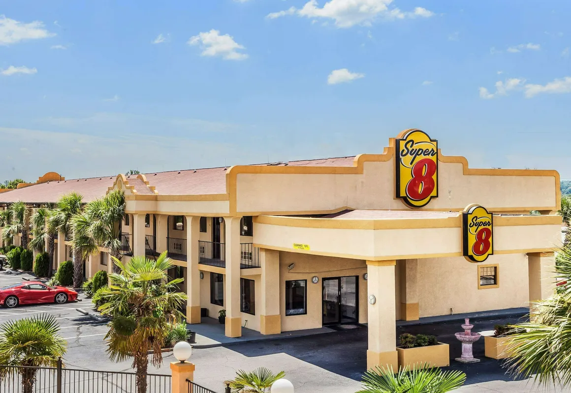 Super 8 by Wyndham Stockbridge hotel hero