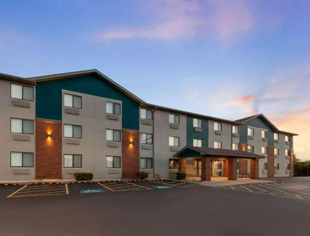 Super 8 by Wyndham Romeoville Bolingbrook hotel detail image 2