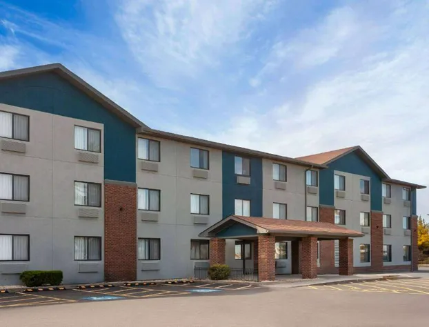 Super 8 by Wyndham Romeoville Bolingbrook hotel detail image 4
