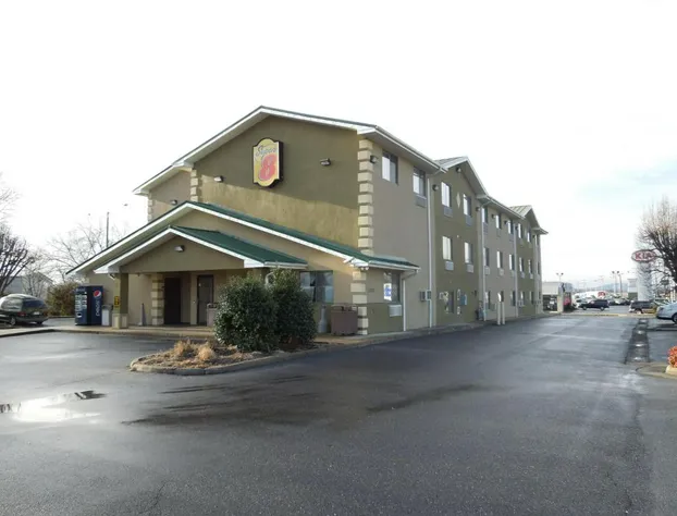 Super 8 by Wyndham Harrisonburg hotel detail image 3