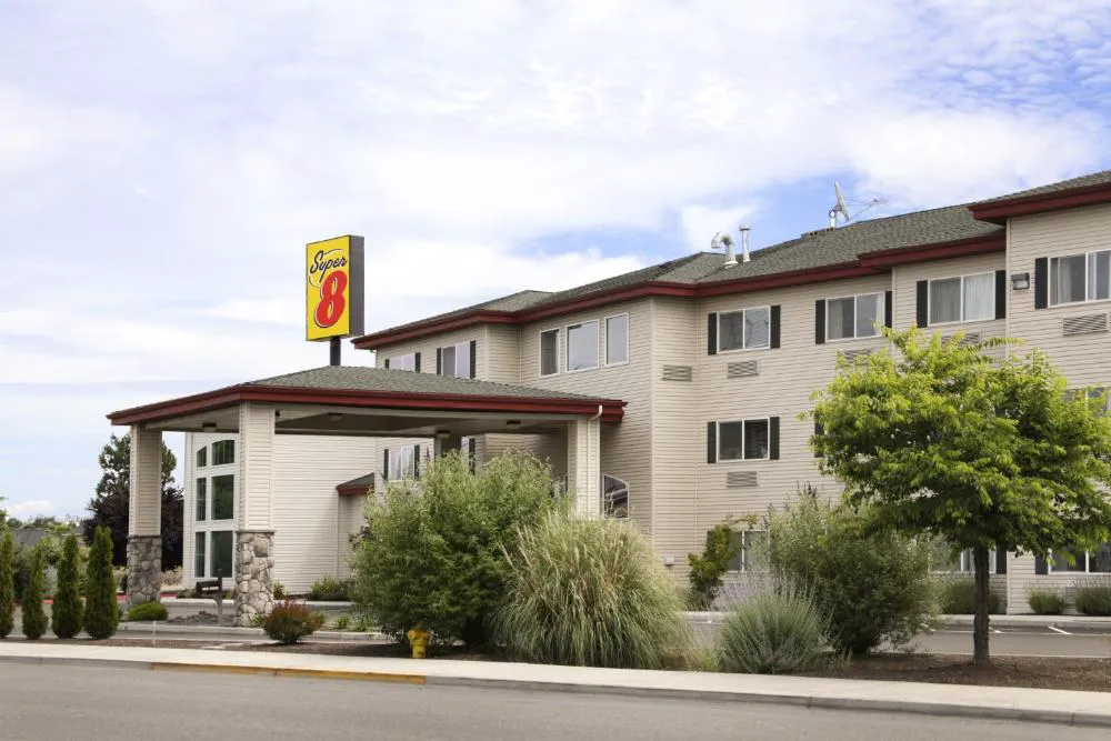 Super 8 by Wyndham Central Pt Medford hotel hero