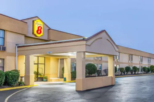 Super 8 by Wyndham Knoxville Downtown Area hotel hero