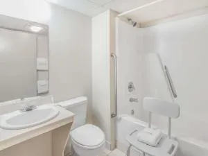 Super 8 by Wyndham Knoxville Downtown Area hotel detail image 3