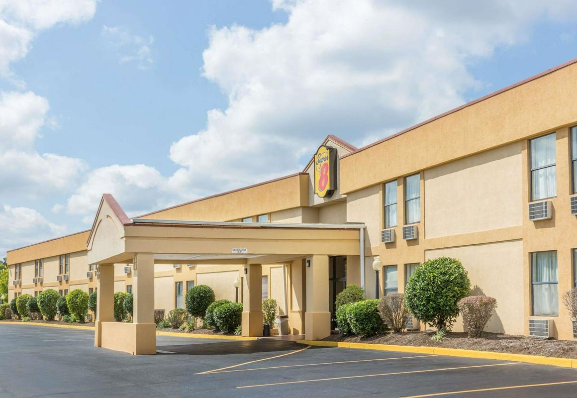 Super 8 by Wyndham Knoxville Downtown Area hotel hero