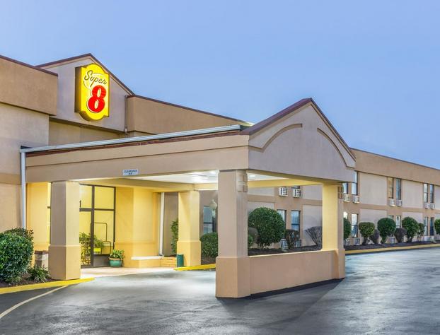 Super 8 by Wyndham Knoxville Downtown Area hotel detail image 1